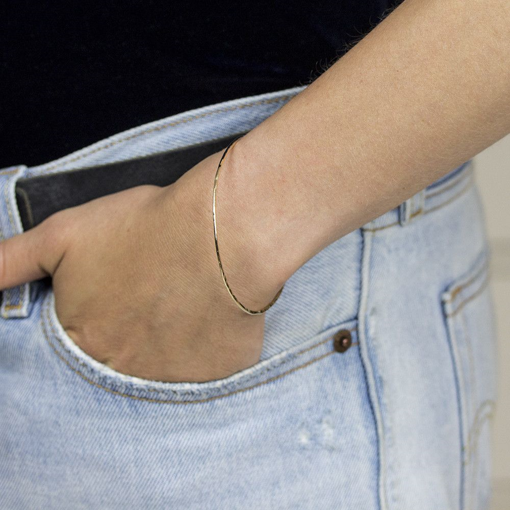 Jeh Jewels | Zilveren goldfilled rinkelarmband van ronde draad met hamerslag structuur dun