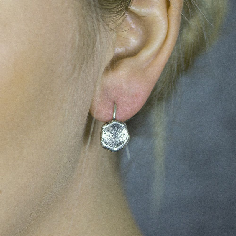 Jeh Jewels | Zilveren oorhanger geoxideerd in de vorm van een 5-hoek