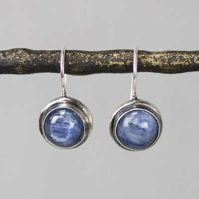Jeh Jewels | Zilveren oorhanger geoxideerd met blauwe kyaniet edelsteen
