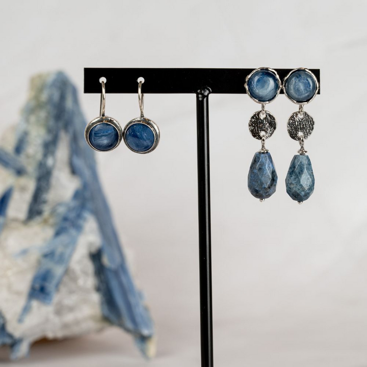 Jeh Jewels | Zilveren oorhanger geoxideerd met blauwe kyaniet edelsteen