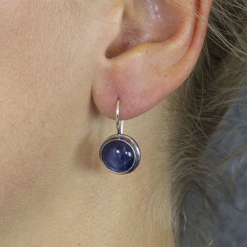 Jeh Jewels | Zilveren oorhanger geoxideerd met blauwe kyaniet edelsteen