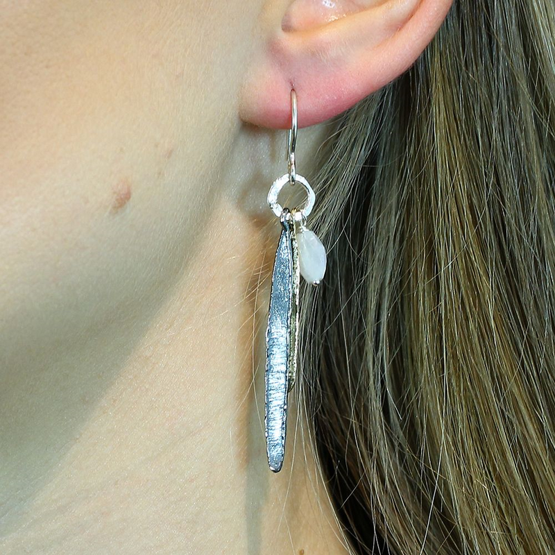 Jeh Jewels | Zilveren oorhangers deels geoxideerd en deels verguld. Drie kleuren gecombineerd met maansteen