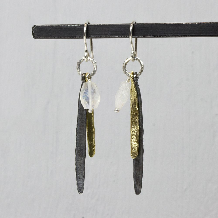 Jeh Jewels | Zilveren oorhangers deels geoxideerd en deels verguld. Drie kleuren gecombineerd met maansteen