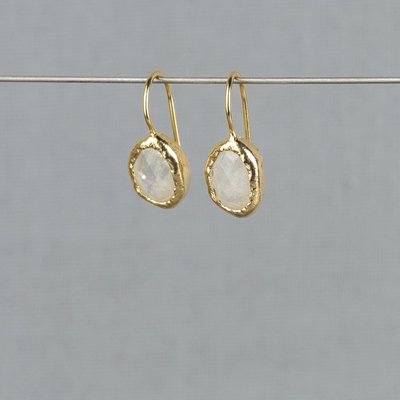 Jeh Jewels | Zilveren oorhangers verguld in goud met maansteen