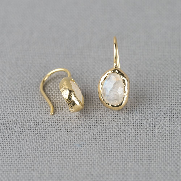 Jeh Jewels | Zilveren oorhangers verguld in goud met maansteen