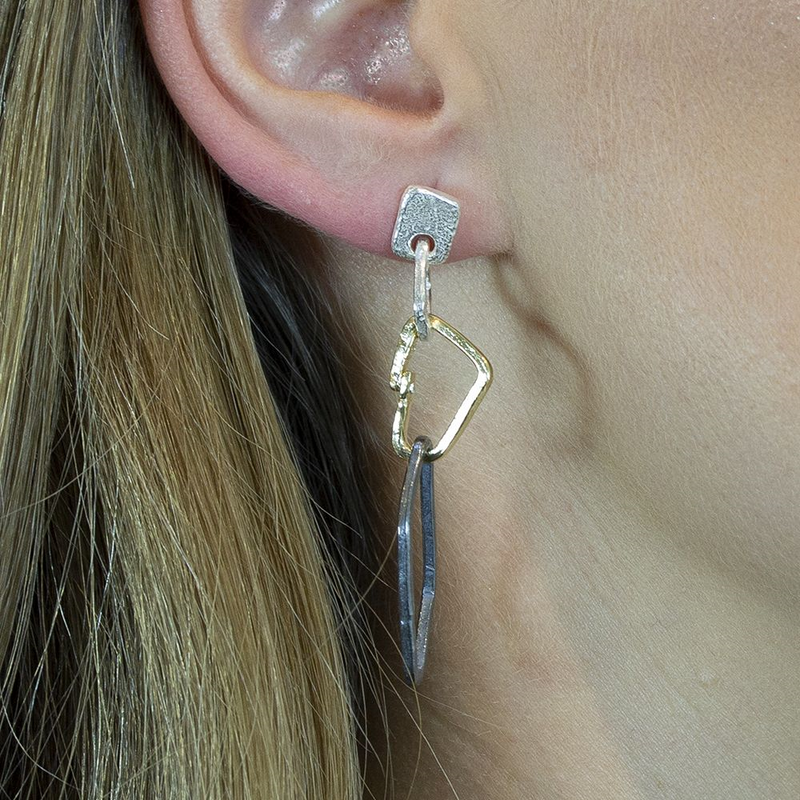 Jeh Jewels | Zilveren oorsteker assymetrisch en grof van vorrm.  drie kleuren met elkaar gecombineerd