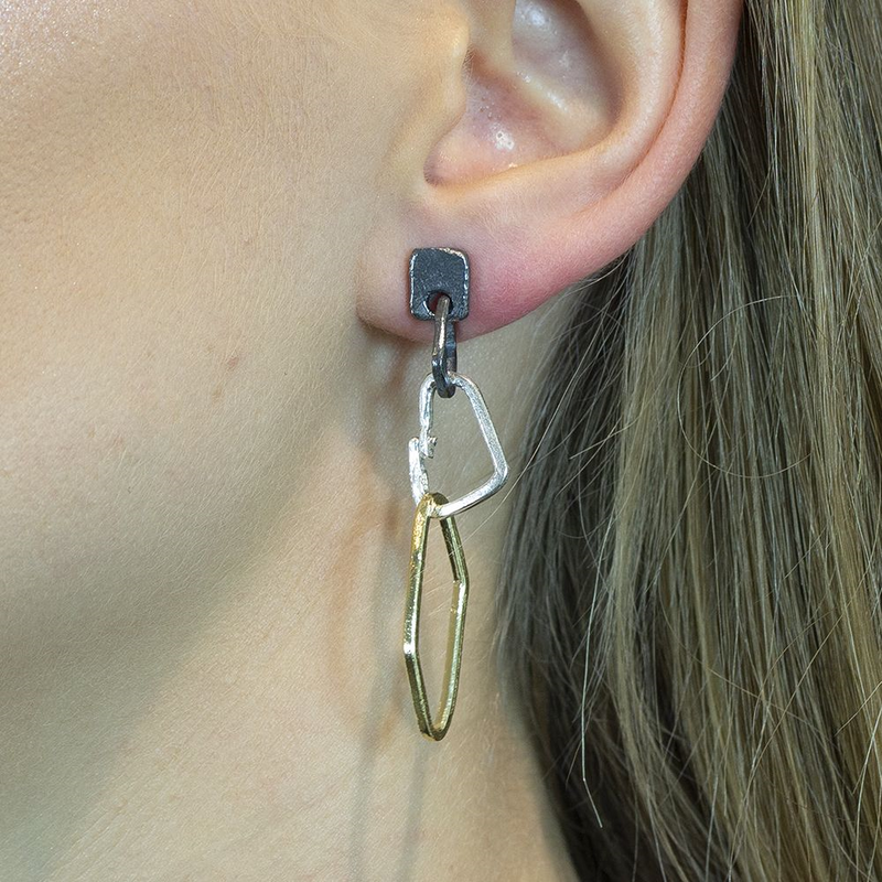 Jeh Jewels | Zilveren oorsteker assymetrisch en grof van vorrm.  drie kleuren met elkaar gecombineerd