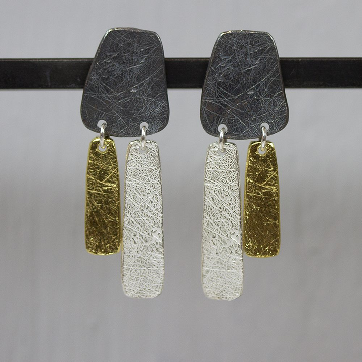 Jeh Jewels | Zilveren oorsteker met 2 hangende pegels verschillend van kleur. Deels verguld en en deels geoxideerd