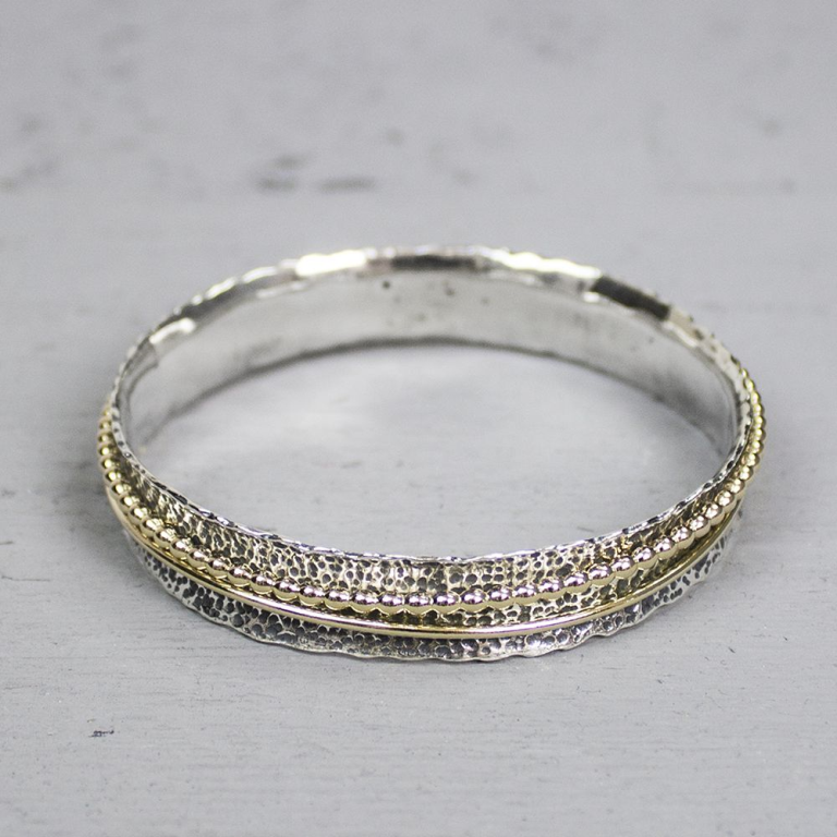 Jeh Jewels | Zilveren oxi/ goldfilled rinkelarmband. Parel en ronde draad zitten los om de basis heen.