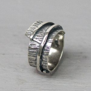 Jeh Jewels | Zilveren platte ring met mooie textuur en vierkante draad eroverheen