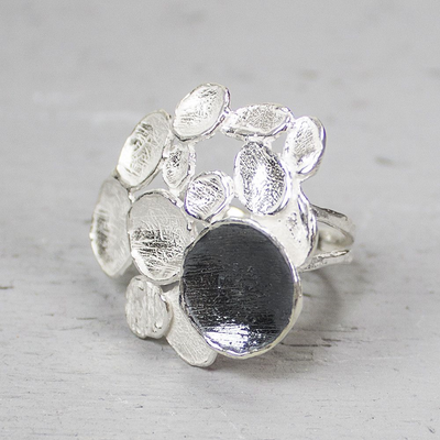 Jeh Jewels | Zilveren ring in de vorm van een bloem met een geoxideerd deel dat de ring een bijzondere touch geeft