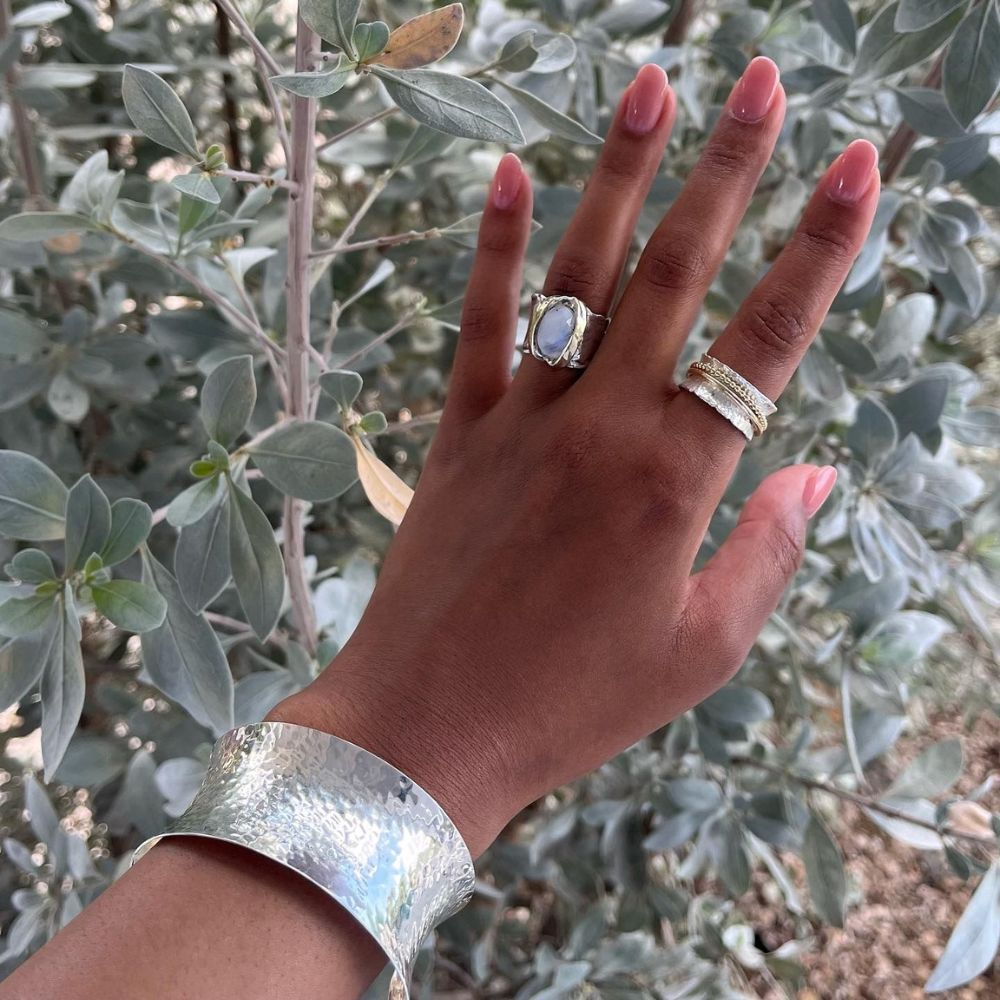 Jeh Jewels | Zilveren ring met hamerslag structuur en één goldfilled bandje en één goldfilled pareldraad voor een chique effect