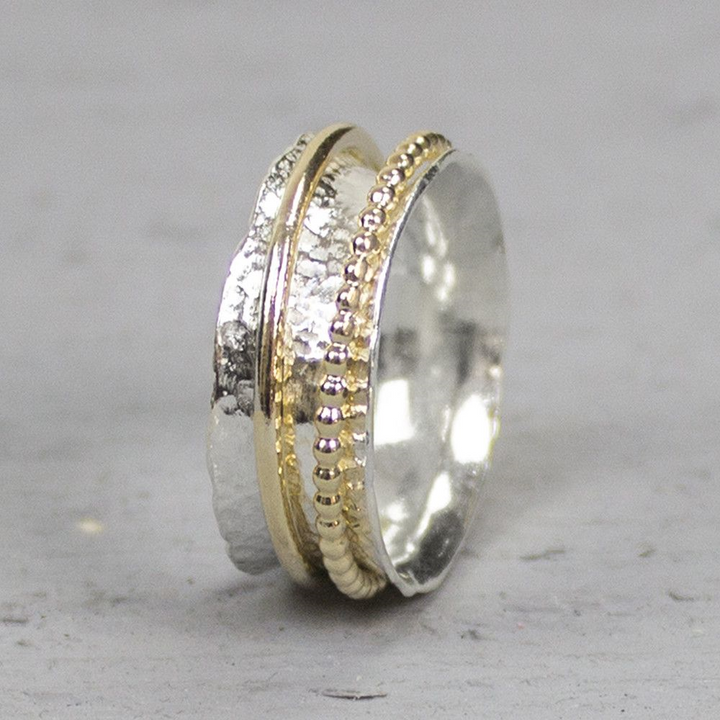 Jeh Jewels | Zilveren ring met hamerslag structuur en één goldfilled bandje en één goldfilled pareldraad voor een chique effect