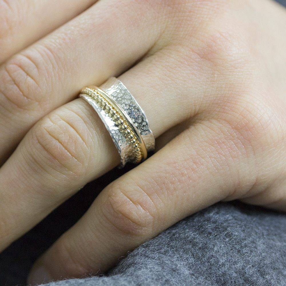 Jeh Jewels | Zilveren ring met hamerslag structuur en één goldfilled bandje en één goldfilled pareldraad voor een chique effect