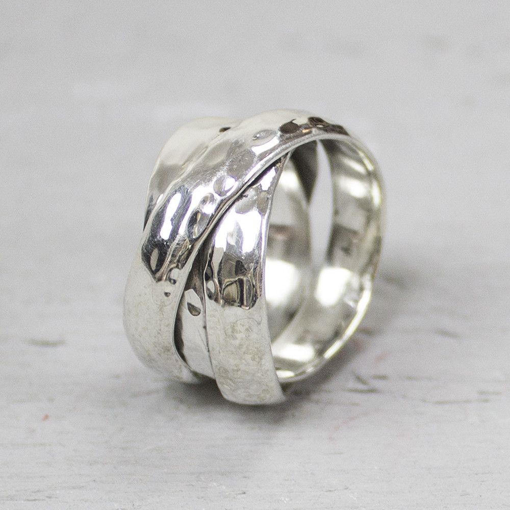 Jeh Jewels | Zilveren ring uit één met hamerslag bewerkte streng gewikkeld. De ring staat voor "eeuwige liefde"