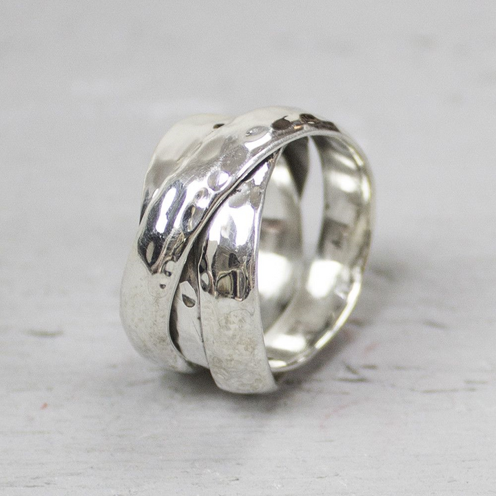 Jeh Jewels | Zilveren ring uit één met hamerslag bewerkte streng gewikkeld. De ring staat voor "eeuwige liefde"