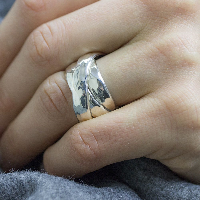 Jeh Jewels | Zilveren ring uit één met hamerslag bewerkte streng gewikkeld. De ring staat voor "eeuwige liefde"