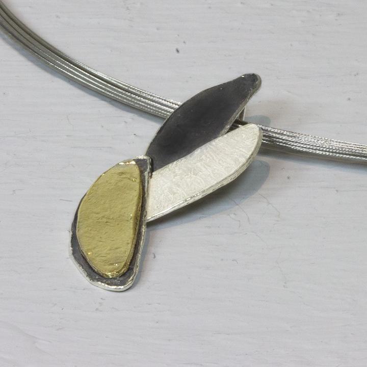 Jeh Jewels | Zilveren tri color hanger deels geoxideerd en verguld in de vorm van een papegaaien staart