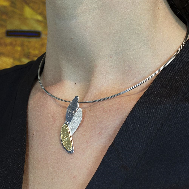 Jeh Jewels | Zilveren tri color hanger deels geoxideerd en verguld in de vorm van een papegaaien staart