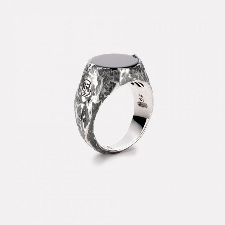 Rebel &amp; Rose | Zilveren ring met vintage look en zwarte ronde onyx edelsteen